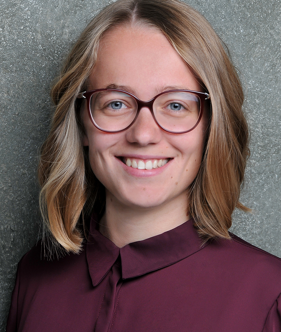 Portraitaufnahme einer blonden jungen Frau